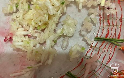 Измельчите чеснок.