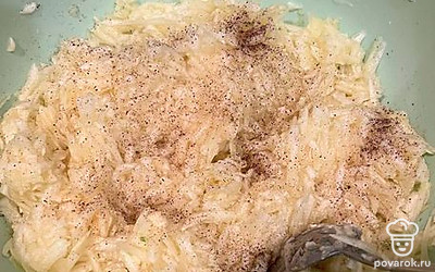 В натертые кабачки добавьте яйца, соль и перец. Перемешайте.