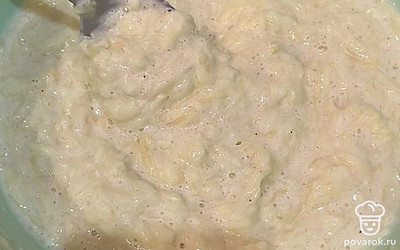 Введите муку, перемешайте до состояния густой сметаны.