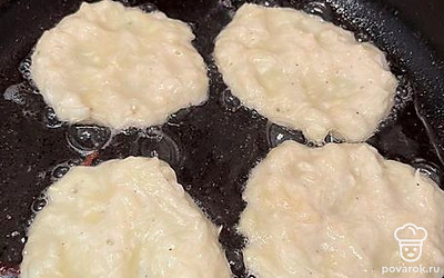 Выпекайте на смазанной маслом сковороде. Каждую сторону жарьте до румяной корочки.