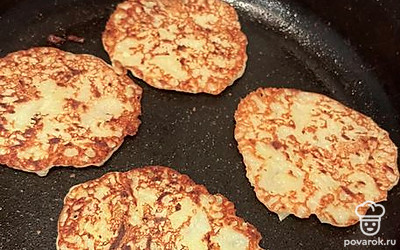 Переверните оладьи на другую сторону.