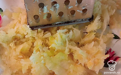 Кабачок вымыть, снять кожицу и натереть на крупной терке. Отжать овощ от сока. Солить нельзя, иначе кабачок даст сок и оладьи будут жидкие.