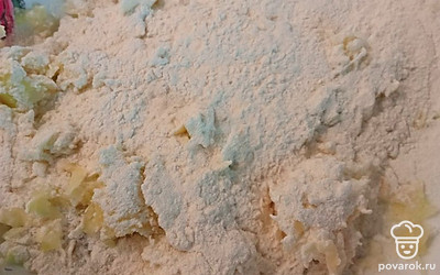 В кабачок добавить муку или крахмал. Муку можно использовать любую: рисовую, пшеничную. Перемешать. 