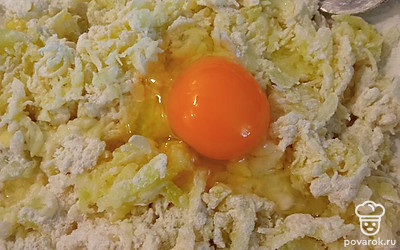 Добавить яйцо и перемешать.