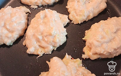 Оладьи обжаривать на среднем огне в растительном масле, с двух сторон. Если оладьи жидкие, растекаются, то можно добавить еще муки, только не добавлять в тесто соль.