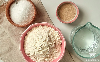 Перед замешиванием теста несколько раз просейте муку через мелкое сито. Воду немного нагрейте, чтобы она была теплой, но не горячей. Петрушку ополосните и отделите листочки от стебля. Подготовьте мисочку для разведения дрожжей. Противень застелите пергаментом для выпечки.