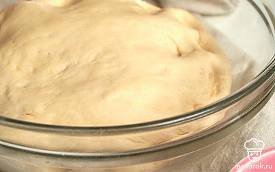 Замесите тесто. Муку смешайте с солью в глубокой миске. Добавьте к муке дрожжи, разведенные в воде, и замесите тесто. Тесто оставьте в миске, накройте полотенцем и дайте ему постоять 30 минут. Затем выложите на стол, присыпанный мукой, и обомните.