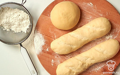 Испеките багеты. Из теста сформируйте два продолговатых багета, переложите их на противень и оставьте для расстойки на 1,5 часа. Включите духовку разогреваться до 230 градусов. Перед тем, как отправить багеты в духовку, сделайте на них ножом косые надрезы. Поставьте противень с багетами выпекаться и убавьте температуру до 200 градусов. Выпекайте багеты 10-12 минут до появления золотистой корочки.