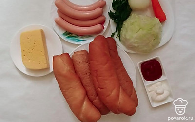 Лук нарежьте тонкими полосками. Залейте горячей водой, дайте немного постоять, около 2 минут. Затем воду слейте и добавьте в лук 2 ч.л. уксуса. Капусту нарежьте тонкими полосками.