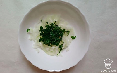 С лука слейте лишний уксус. Добавьте мелко нарезанную петрушку. Морковь нарежьте тонкими ломтиками. Сыр натрите на мелкой терке.