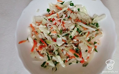 Смешайте все ингредиенты для салата: капусту, морковь, лук. Добавьте соль по вкусу. Все тщательно перемешайте. Хот-дог достаньте с микроволновки. Полейте кетчупом, майонезом и сверху выложите салат.