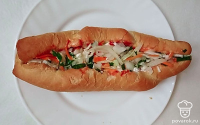 Подавайте хот-доги на большом блюде. Украсив листьями салата, веточкой петрушки и корнишонами.