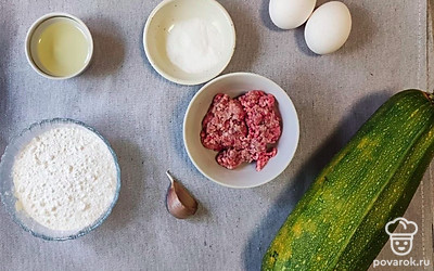 Подготовим все ингредиенты. Чистим кабачок, пропускаем через мясорубку и отжимаем. Чеснок натираем на мелкой терке. Просеиваем муку.