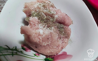 Фарш посыпаем специями, перемешиваем.