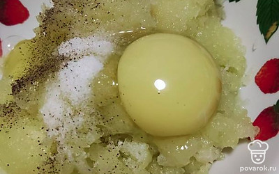 К кабачку вбиваем по одному яйца, добавляем специи, пермешиваем.