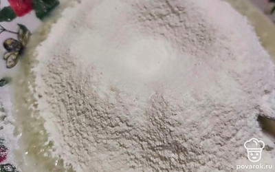 Вводим муку и замешиваем. Густота должна быть как у сметаны.