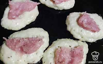 Выкладываем оладушки, в центр кладем по чайной ложке фарша.