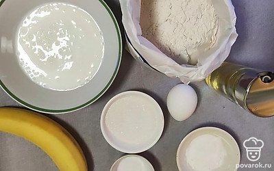 Подготовьте все ингредиенты. Просейте муку. Заранее достаньте яйцо и кефир. Продукты должны быть комнатной температуры. Банан очистите и нарежьте кубиками.