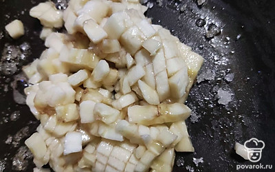 Обжарьте банан 3 минуты с 1 чайной ложкой сахара.