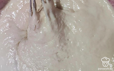 В миску вбейте яйцо, добавьте сахар, соль и взбейте венчиком.
Влейте кефир, тщательно перемешайте. Постепенно введите муку, перемашайте, чтобы не было комочков. Добавьте соду, перемешайте.