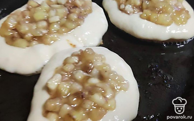 Оладьи сформируйте на нагретой сковородке, через 4 минуты выложите начинку. Переверните, обжарьте до готовности.