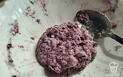 Остатки творога соединяем со смородиновым вареньем.