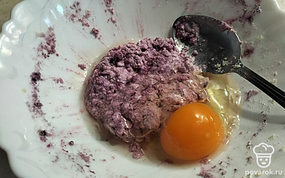 Добавляем яйцо и перемешиваем.