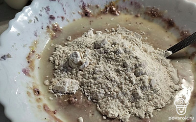 Всыпаем муку и соду, замешиваем тесто.