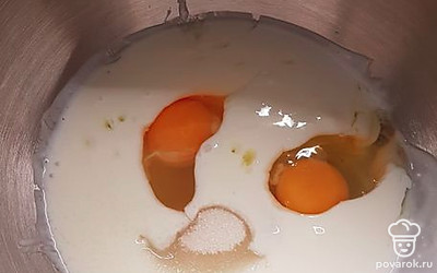 В миску наливаем кефир, добавляем яйца, соль и сахар, все тщательно взбиваем. 