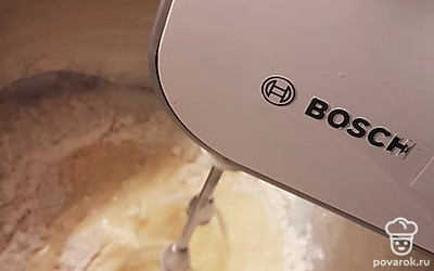 Добавляем муку и разрыхлитель. Все хорошо взбиваем миксером до однородной массы.