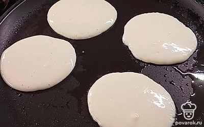 На раскаленную сковороду заливаем подсолнечное масло и начинаем выпекать оладушки. 