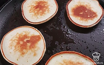 По готовности переворачиваем оладушки на другую сторону.