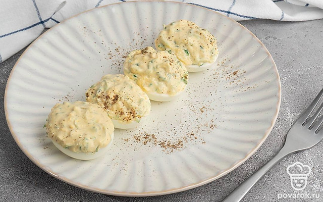 Фаршированные яйца с огурцом — Рецепт с фото