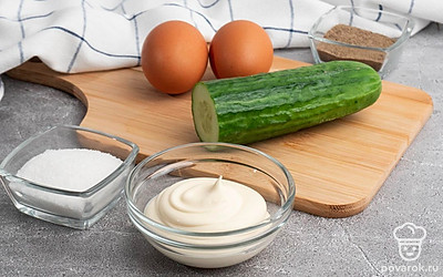 Убедитесь, что у вас есть все продукты в нужном количестве. Отварите куриное яйцо заранее.