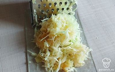 Кабачок натираем на крупной терке.