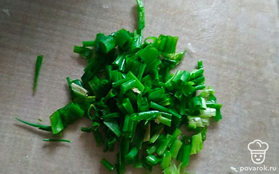 Зеленый лук мелко режем.