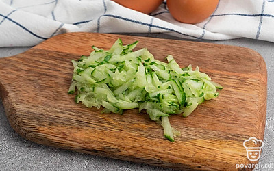 Очистите яйца, разрежьте их на половинки, удалите желток чайной ложкой. Желток мелко нарубите, нарежьте огурец.