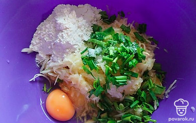 В отдельной миске соединяем кабачок, муку, соль, яйцо, зеленый лук. Все хорошо перемешиваем.