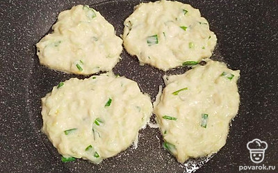 В сковородку наливаем растительное масло и столовой ложкой формируем оладьи. Жарим на среднем огне с обеих сторон до появления румяной корочки.