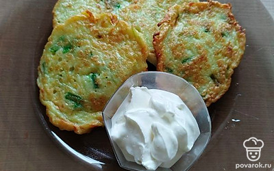 Оладушки вкуснее всего подавать со сметаной.