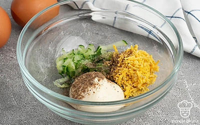 Смешайте вместе в отдельной миске огурец, желток, майонез, соль и перец до густой массы.