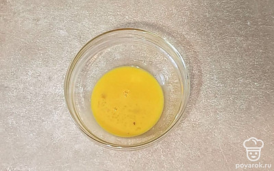 Яйца вбейте в миску и взболтайте.