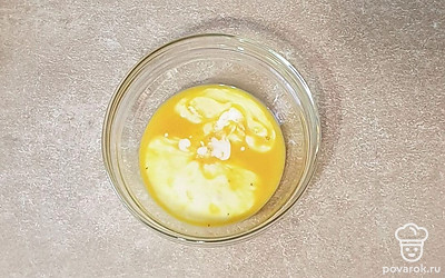 Кефир влейте к яйцам, перемешайте.