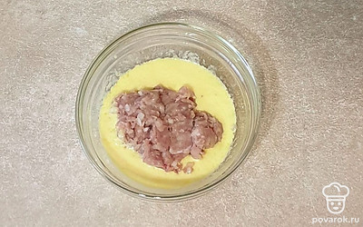 К остальным ингредиентам добавьте соль, перец и фарш, смешайте.
