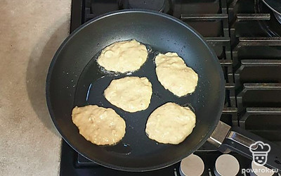 На разогретую сковороду ложкой выкладывайте тесто, формируя оладьи. Обжаривайте на небольшом огне, с каждой стороны 5-7 минут под крышкой.