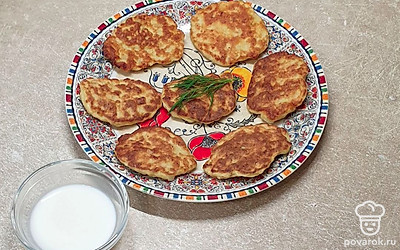 Оладьи подавайте теплыми, со сметанным соусом.