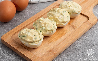 Выложите начинку в яичный белок. Равномерно распределите.