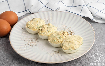 Закуска готова и ждет подачи на стол.