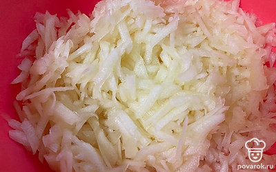 Кабачок почистите и натрите на крупной терке, добавьте чайную ложку соли, перемешайте и отожмите лишнюю воду из кабачка.