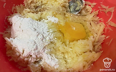Чеснок почистите и натрите на мелкой терке, добавьте к кабачку. Также добавьте муку и разбейте яйцо. Перемешайте все ингредиенты.